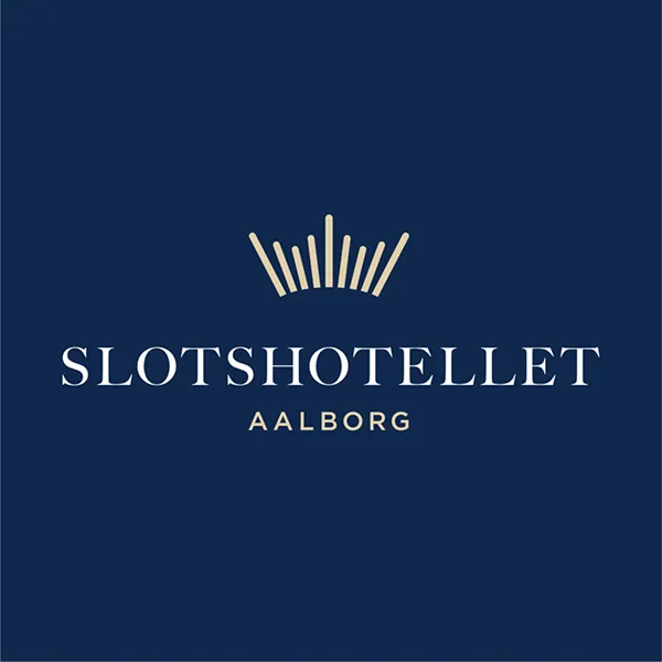 Logo-ul Slotshotellet pe fundal închis