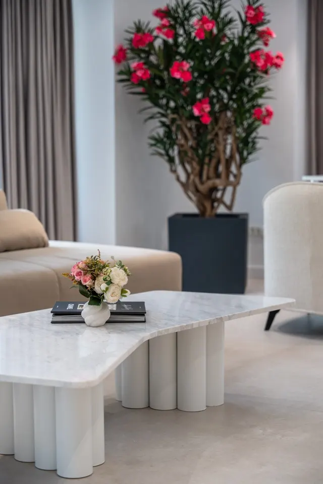 Zona de așteptare Balance Studio Pipera — canapea, masă de marmură și decor floral