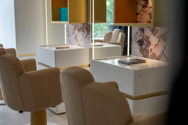 Stațiile de styling Balance Studio Pipera, cu marmură și accente aurii