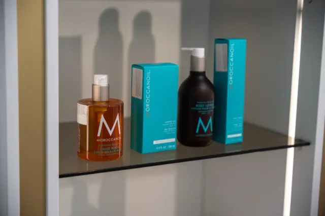 Produse premium Moroccanoil expuse în raftul Balance Studio Pipera