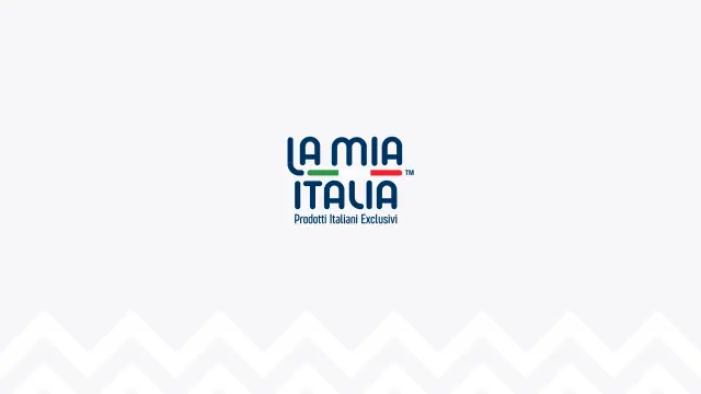 Logo-ul La Mia Italia cu tricolorul italian integrat, pe fundal cu marginea zig-zag