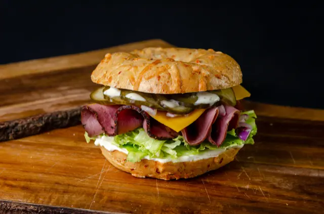 Bagel Nadias cu pastramă și murături, fotografie de produs