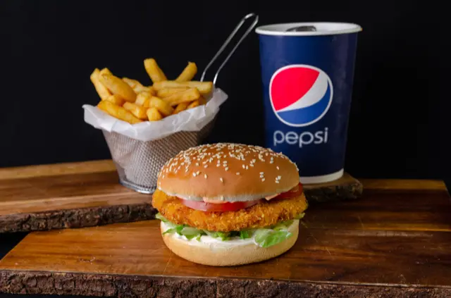 Meniu complet Nadias: burger crispy chicken, cartofi și Pepsi