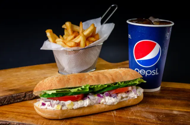 Meniu complet Nadias cu sandviș de ton, cartofi și Pepsi