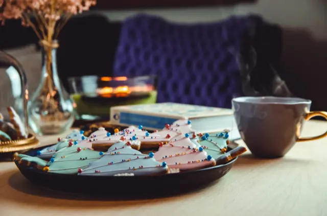 Detaliu cu decorul pictat manual al biscuiților Sugar Cookie Lane
